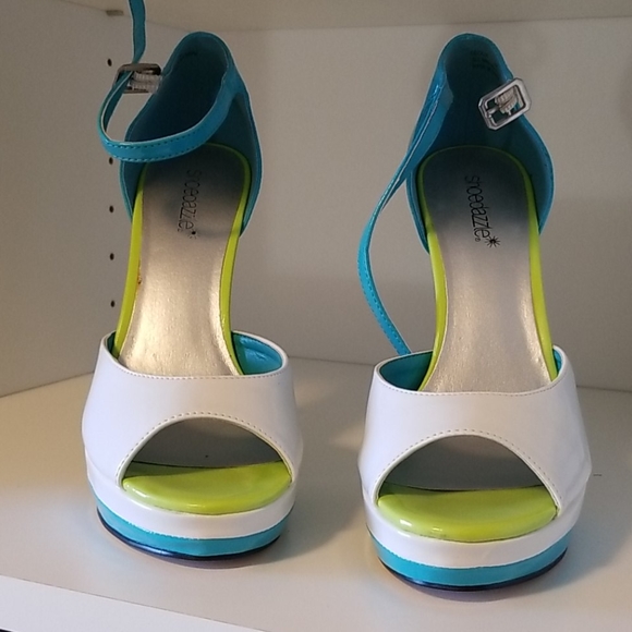 Peep toe pumps - Picture 3 of 3